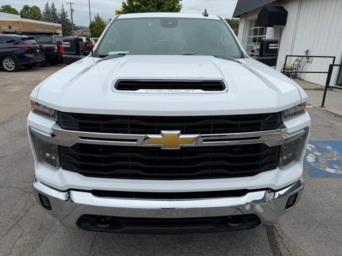 Used 2024 Chevrolet Silverado 2500 LT AWD/4WD image 3