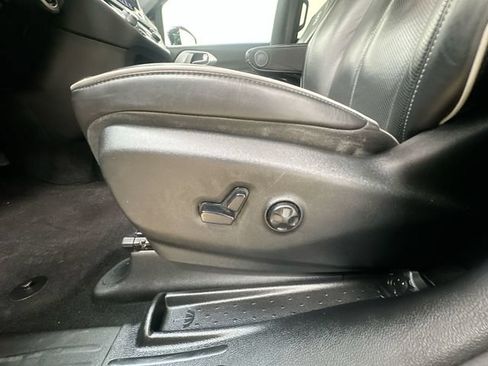 Used 2020 Chrysler Pacifica Limited w/ S Appearance Package FWD image 16