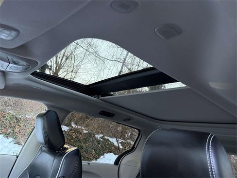 Used 2023 Chrysler Pacifica Limited image 14