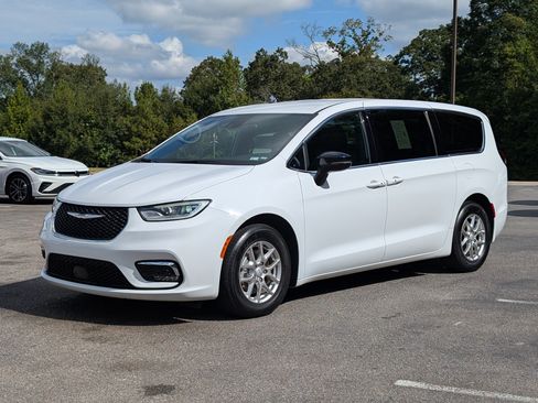 Used 2026 Chrysler Pacifica Select FWD image 5