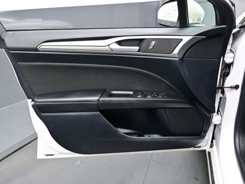 Used 2019 Ford Fusion SE image 9