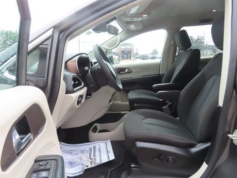 Used 2023 Chrysler Voyager LX FWD image 16