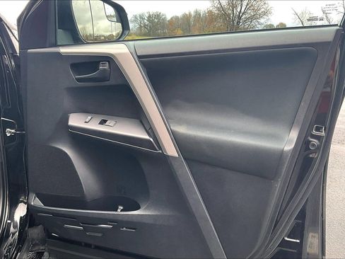 Used 2018 Toyota RAV4 LE image 19