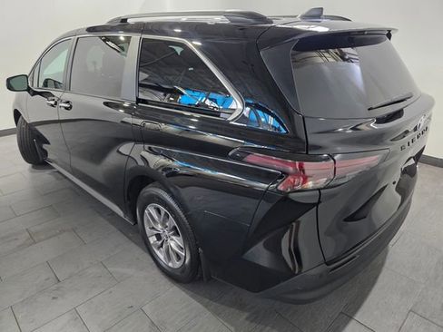 Used 2023 Toyota Sienna XLE image 3