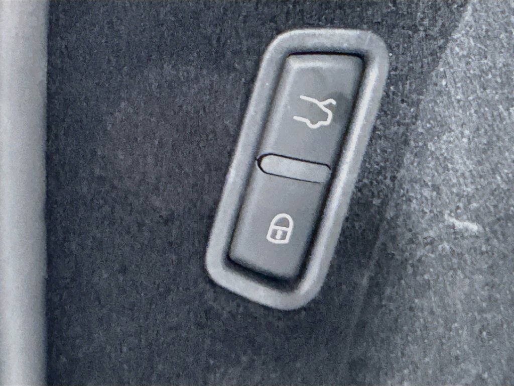 Used 2022 Maserati Levante Trofeo AWD/4WD image 33