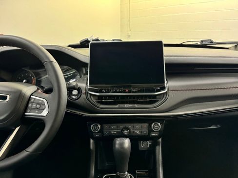 Used 2024 Jeep Compass Trailhawk w/ Trailhawk Convenience Group image 17