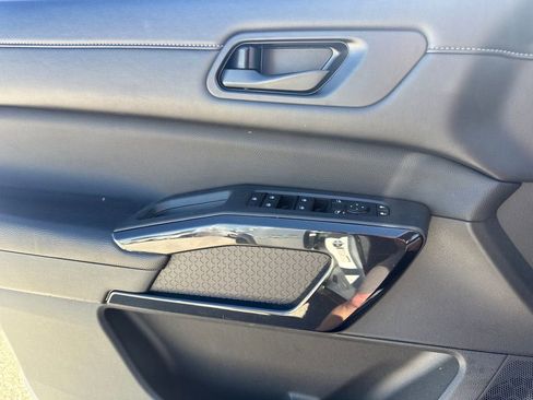 Used 2025 Nissan Pathfinder SV FWD image 17
