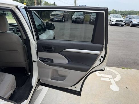 Used 2015 Toyota Highlander LE AWD/4WD image 12