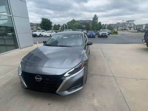 Used 2025 Nissan Altima 2.5 SV FWD image 5