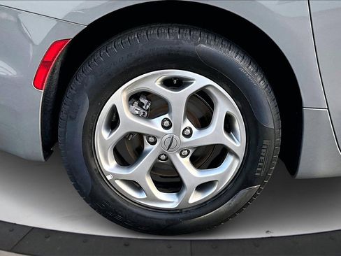 Certified 2023 Chrysler Pacifica Limited image 37