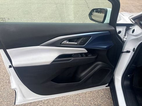 Certified 2025 Chevrolet Equinox EV LT FWD image 19