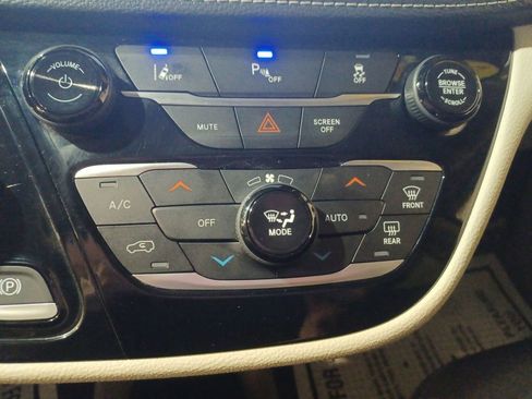 Used 2024 Chrysler Pacifica Select image 16