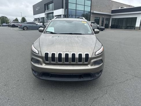 Used 2017 Jeep Cherokee Latitude FWD image 2