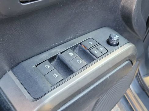 Used 2020 Toyota Tacoma SR5 RWD image 22