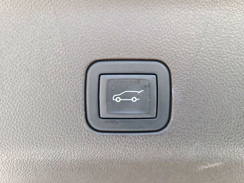 Used 2025 Chevrolet Suburban LT RWD image 8