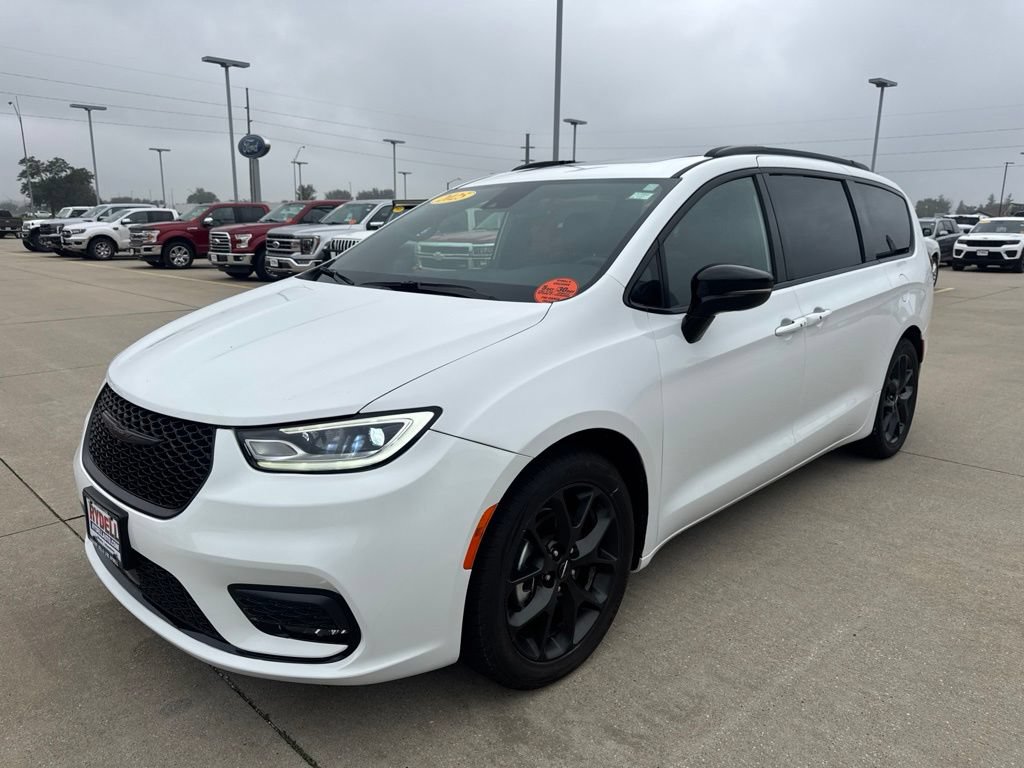 Used 2025 Chrysler Pacifica Limited FWD image 31