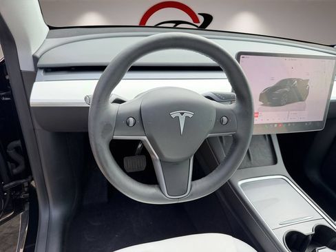 Used 2025 Tesla Model Y Long Range RWD image 11