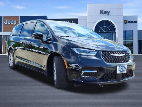 Used 2024 Chrysler Pacifica Limited FWD image 6