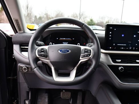 Used 2025 Ford Explorer Active AWD/4WD image 11
