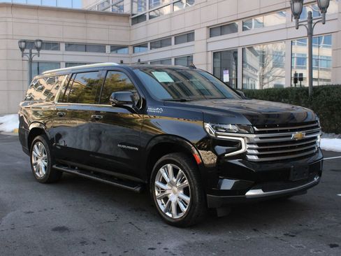 Used 2023 Chevrolet Suburban High Country AWD/4WD image 1