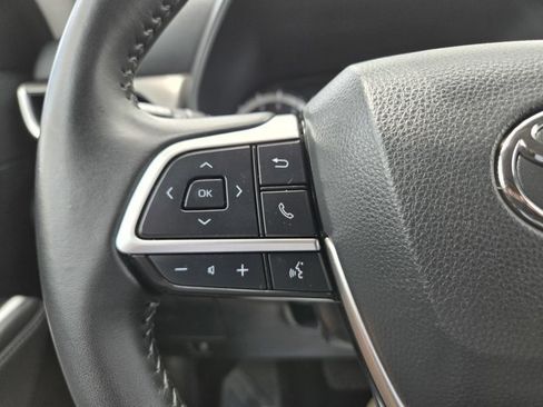 Used 2025 Toyota Highlander LE FWD image 19