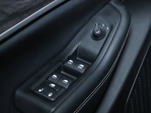 Used 2023 Jeep Grand Cherokee Limited w/ Luxury Tech Group II image 17