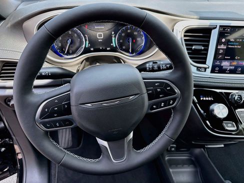 New 2027 Chrysler Pacifica Select AWD/4WD image 3
