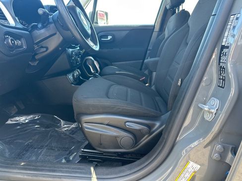 Used 2021 Jeep Renegade Latitude image 2