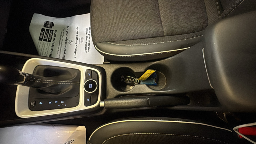 Used 2025 Hyundai Venue Limited FWD image 22
