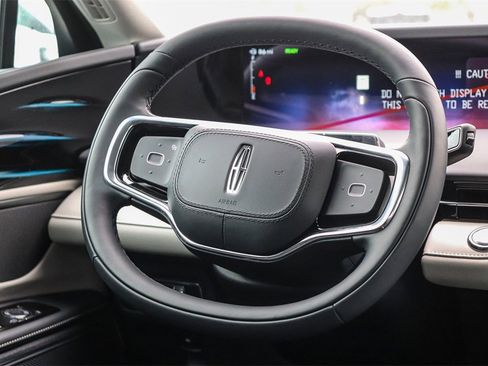 Used 2025 Lincoln Nautilus Premier image 17