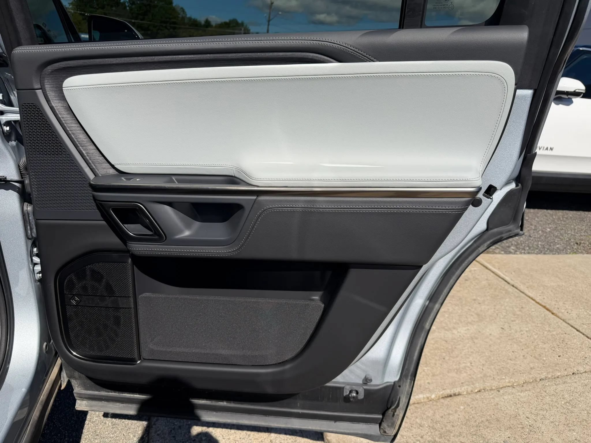 Used 2024 Rivian R1S Adventure Dual AWD/4WD image 19
