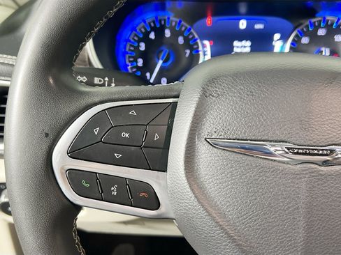Used 2023 Chrysler Pacifica Limited FWD image 18