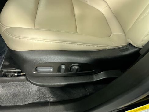 Used 2023 Chevrolet Traverse LT image 13