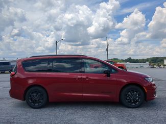 New 2025 Chrysler Pacifica Select w/ Fav Edition Package video 2