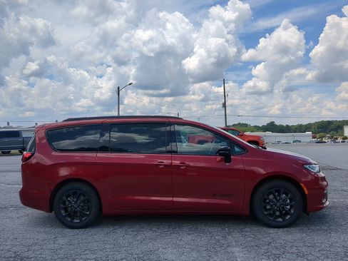 New 2025 Chrysler Pacifica Select w/ Fav Edition Package image 2