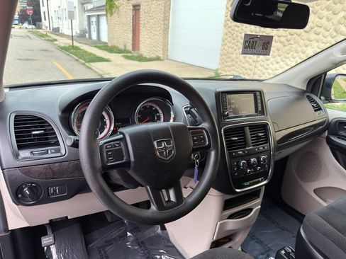 Used 2019 Dodge Grand Caravan SE w/ UConnect Hands-Free Group FWD image 15