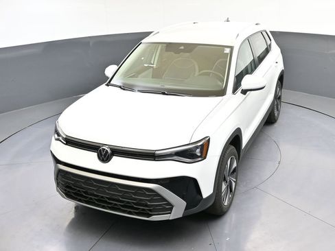 Used 2025 Volkswagen Taos SE image 34