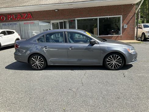Used 2016 Volkswagen Jetta Sport FWD image 4