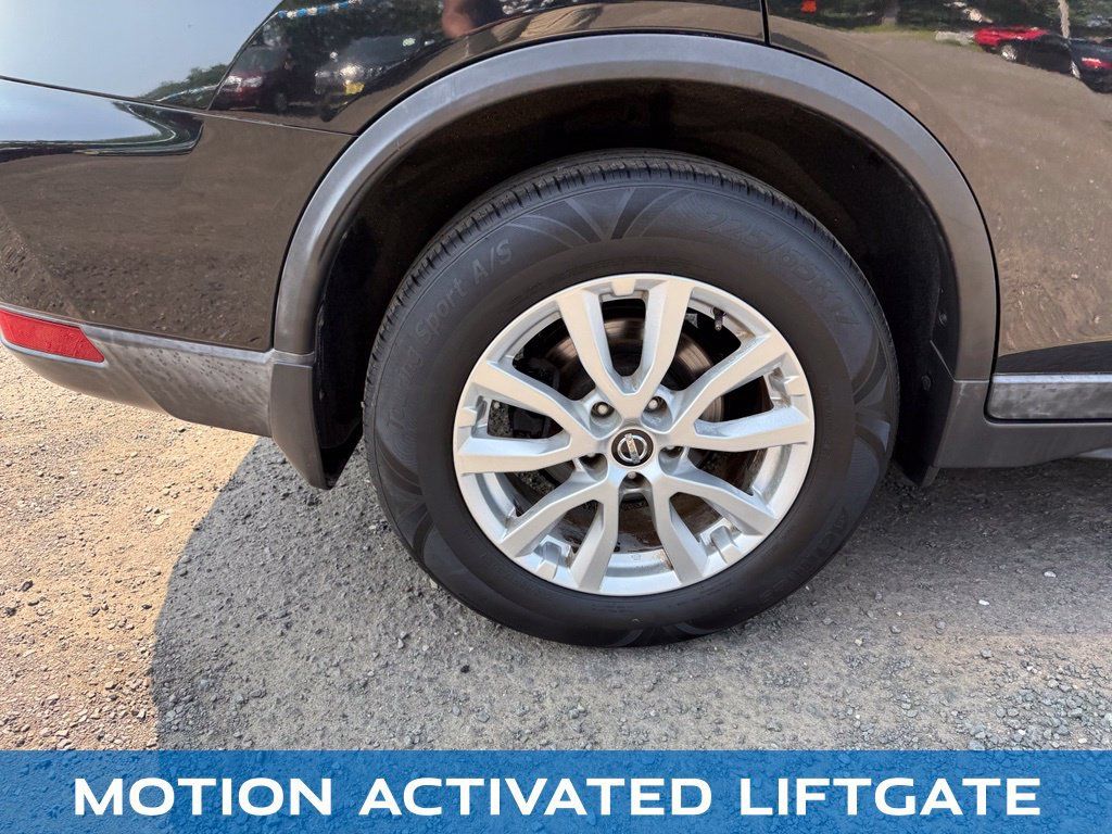 Used 2017 Nissan Rogue SV w/ SV Premium Package FWD image 11