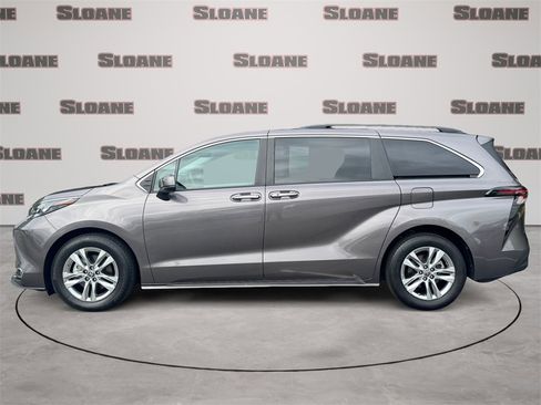 Used 2024 Toyota Sienna XLE image 2