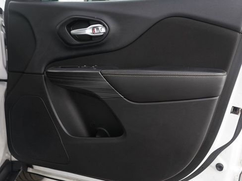 Used 2016 Jeep Cherokee Sport FWD image 9