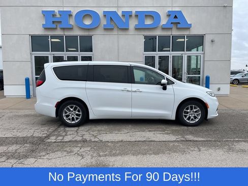 Used 2023 Chrysler Pacifica Touring-L FWD image 5