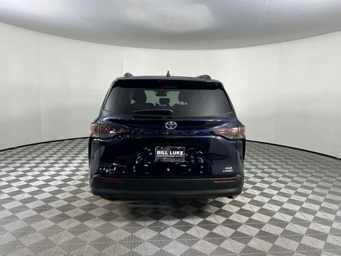 Used 2024 Toyota Sienna XLE image 7