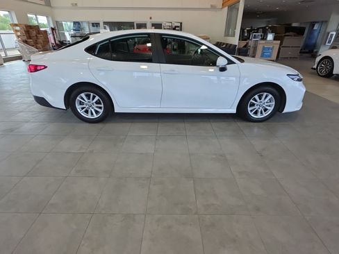 Used 2025 Toyota Camry LE AWD/4WD image 6