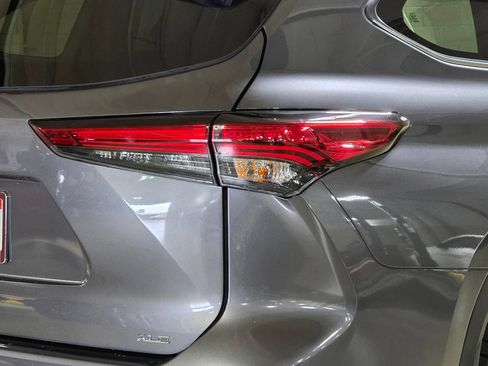 Used 2023 Toyota Highlander XLE FWD image 12