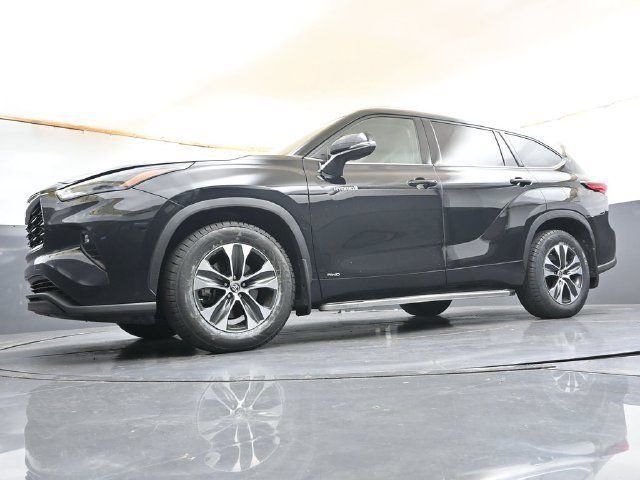 Used 2021 Toyota Highlander XLE AWD/4WD image 31