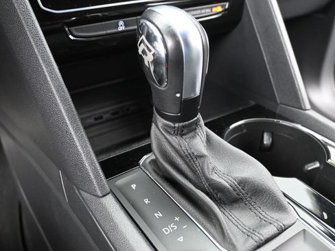 Used 2020 Volkswagen Atlas Cross Sport SEL R-Line FWD image 18