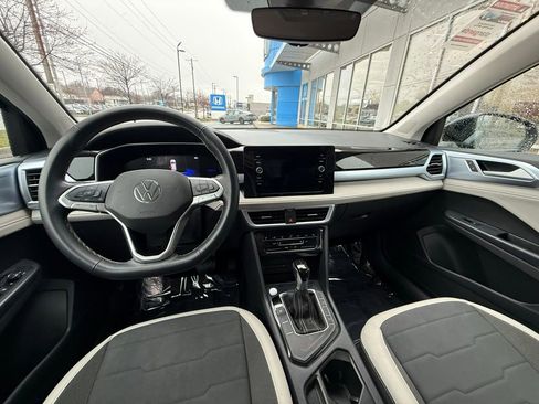 Used 2025 Volkswagen Taos SE image 6