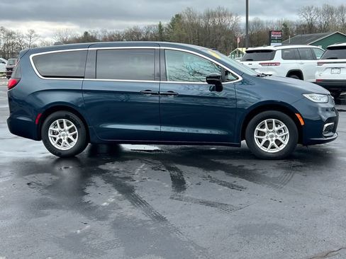 Used 2024 Chrysler Pacifica Touring-L FWD image 47