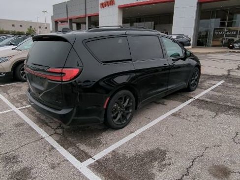 Used 2025 Chrysler Pacifica Limited image 14